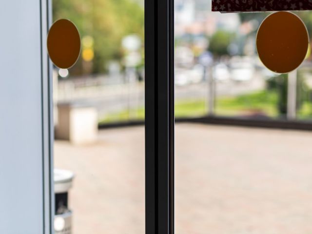 Devanture d'un magasin avec portes automatiques fermées